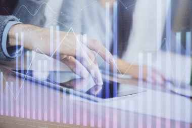 Önx grafik çizimine çifte maruz kalma ve kadın ve erkeğin birlikte çalışarak mobil bir cihaz kullanması. Ticaret konsepti.