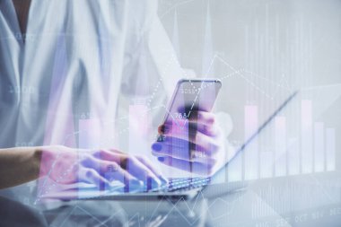Finansal grafik çizimine çifte maruz kalma hologram ve cep telefonu kullanan bir kadın. Borsa konsepti.