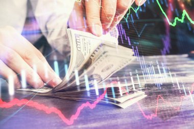 Forx grafiği, hologram, Amerikan dolarları ve insan eli çizimleri. Teknik Analiz kavramı.