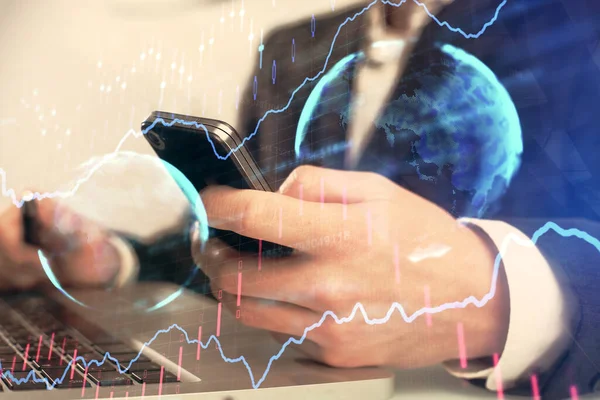 Multi exposición de las manos de los hombres sosteniendo y utilizando un teléfono digital y dibujo gráfico de divisas. Concepto de mercado financiero. — Foto de Stock