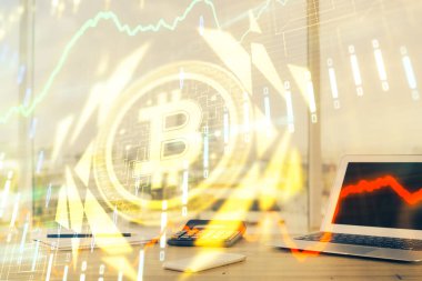 Blockchain temalı holograma ve bilgisayar arkaplanlı masaya çift pozlama. Bitcoin şifreleme para birimi kavramı.