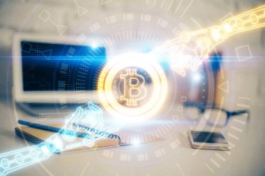 Blockchain temalı holograma ve bilgisayar arkaplanlı masaya çift pozlama. Bitcoin şifreleme para birimi kavramı.