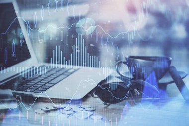 Forx grafiği ve bilgisayarla çalışma alanını iki katına çıkar. Uluslararası çevrimiçi ticaret kavramı.