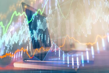 Arka planda eski pazar grafik hologramı ve kişisel bilgisayar var. Çifte maruziyet. Yatırım kavramı.