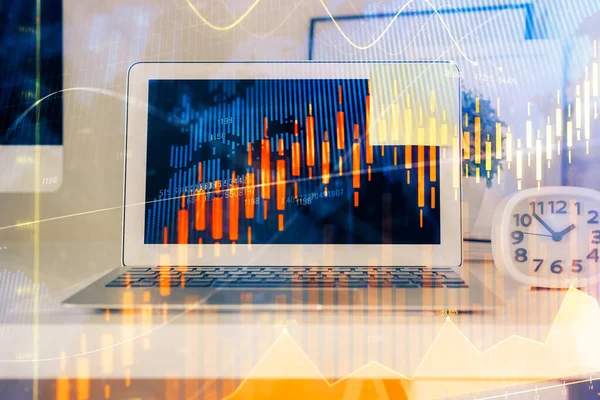 Finansmarknaden grafhologram och persondator på bakgrunden. Multiexponering. Begreppet forex. — Stockfoto