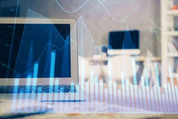 Hologram Forex na stole s počítačovým pozadím. Dvojité vystavení. Koncepce finančních trhů. — Stock fotografie