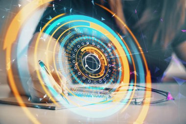 Teknoloji temalı hologram, kadınların elleri üzerinde not alıyor. Teknoloji kavramı. Çift pozlama
