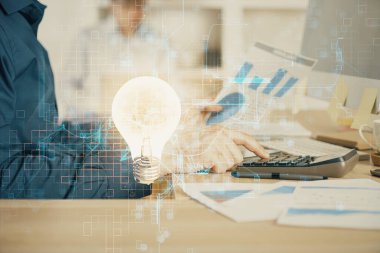 Arkaplanda bilgisayar üzerinde çalışan iş adamıyla birlikte büyüyen oklar. Başarı konsepti. Çift pozlama.