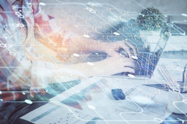 Bilgisayar geçmişi üzerinde çalışan bir adamla teknolojinin hologramına çifte maruz kalma. Büyük veri kavramı.