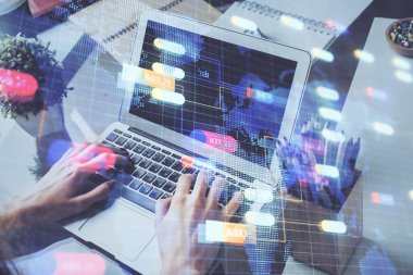 Bilgisayar geçmişi üzerinde çalışan bir adamla çok sayıda teknolojik holograma maruz kalma. Büyük veri kavramı.