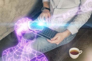 Arka planda bilgisayarla çalışan bir adamla AR hologramı. Gelişmiş gerçeklik kavramı. Çift pozlama.