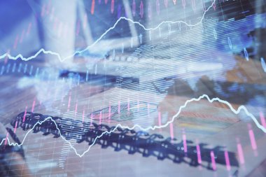 Finansal grafik çizimleri ve açık defter arkaplanı olan bir masa. Önx pazarı kavramı