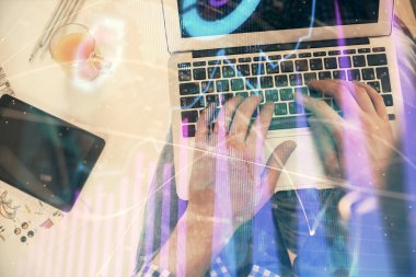 Dizüstü bilgisayar klavyesini ve ön x çizim hologramını yazarken çift pozlama. Üst Manzara. Finans piyasası kavramı.