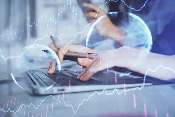 Mehrfachbelichtung von Frauenhänden beim Tippen auf Computer- und Finanzgrafik-Hologrammen. Aktienmarktanalysekonzept. — Stockfoto