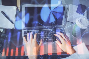 Bilgisayarda ve ön x grafik hologram çiziminde kadın eli yazarken çift pozlama. Borsa yatırım kavramı.