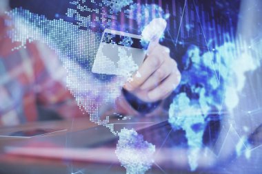 Ellerinde kredi kartı ve forex çizimi olan bir adamın çift pozu. İnternet E-ticaret kavramında hisse senedi ve dijital fintech.