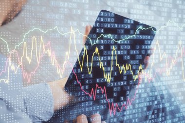Erkeklerin el ele tutuşup dijital bir cihaz ve ön grafik çizimi kullanırken çift pozlama. Finansal piyasa kavramı.
