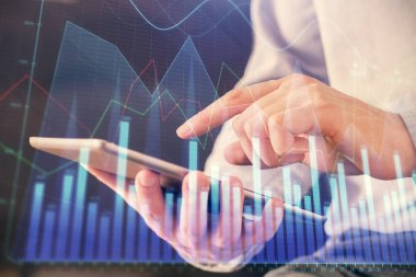 Erkeklerin el ele tutuşup dijital bir cihaz ve ön grafik çizimi kullanırken çift pozlama. Finansal piyasa kavramı.