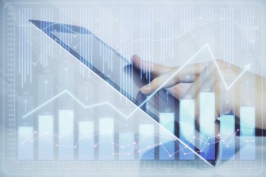 Erkeklerin el ele tutuşup dijital telefon ve forx grafik çizimleri kullanırken birden fazla pozlama. Finansal piyasa kavramı.