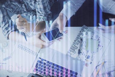 Önx grafik çizimine çifte maruz kalma ve kadın ve erkeğin birlikte çalışarak mobil bir cihaz kullanması. Ticaret konsepti.