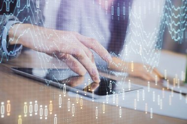 Önx grafik çizimine çifte maruz kalma ve kadın ve erkeğin birlikte çalışarak mobil bir cihaz kullanması. Ticaret konsepti.