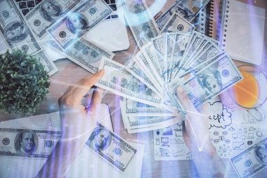 Finansal grafiğe çoklu pozlama hologram, Amerikan dolarları ve insan eli. Analiz kavramı.