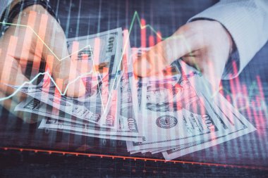 Finansal grafiğe çoklu pozlama hologram, Amerikan dolarları ve insan eli. Analiz kavramı.
