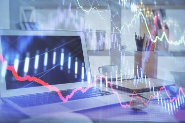 Masası ve kişisel bilgisayarı olan borsa grafiği. Çifte maruziyet. Mali analiz kavramı.