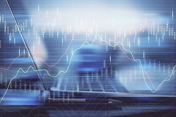 Голограма фондового ринку, намальована на фоні персонального комп'ютера. Багаторазова експозиція. Концепція інвестицій . — стокове фото