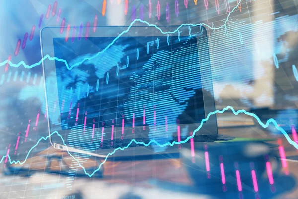 Holograma gráfico do mercado de ações desenhado em fundo de computador pessoal. Exposição múltipla. Conceito de investimento. — Fotografia de Stock