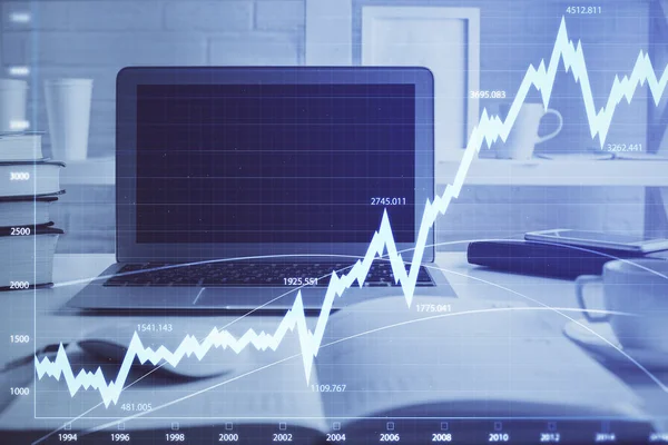 Grafico di borsa su sfondo con scrivania e personal computer. Doppia esposizione. Concetto di analisi finanziaria. — Foto Stock