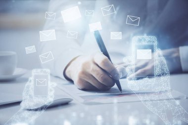 Soyut e-posta ağlı tablet kullanan çokgen eller. İletişim konsepti. Çift pozlama.