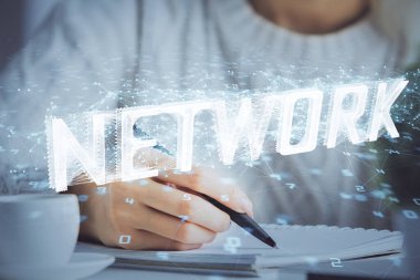 Veri çözeltisi hologramı ile arka plan üzerine yazılan ellere çoklu maruz kalma. Teknoloji konsepti.