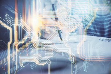 Dünya haritası hologramı ve veri tema simgeleriyle notlar alan ellerin çifte pozlanması. Uluslararası ağ verilerinin kavramı.