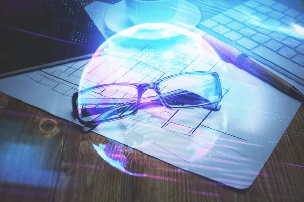 Tech-Hologramm mit Brille auf dem Tischhintergrund. Technologiekonzept. Doppelbelastung. — Stockfoto