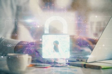 Arka planda bilgisayarda çalışan bir adamla çift kilit simgesine maruz kalma. Ağ güvenliği kavramı.