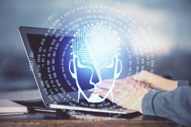 Adam klavyede beyin hologramıyla yazı yazıyor. Büyük Data kavramı. Çift pozlama.