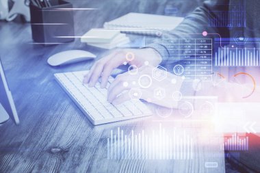 Teknoloji temalı çizimlerle çalışan bir adam. Büyük veri kavramı. Çoklu pozlama.