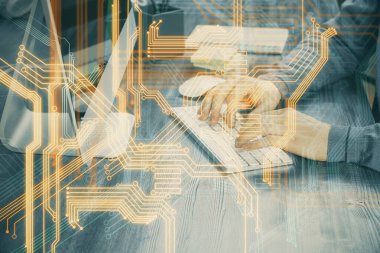 Teknoloji temalı hologramda arka planda çalışan bir adam var. Yüksek teknoloji konsepti. Çift pozlama.