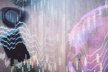 Masaüstü üzerinde telefonla finansal haritaya çoklu maruz kalma. Üst Manzara. Mobil ticaret platformu kavramı.