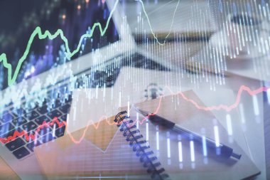 Finans şeması çizimine ve masaüstüne kahve ve masa arkasında eşyalar ile çifte pozlama. Önx piyasa ticareti kavramı