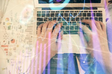 Dizüstü bilgisayar klavyesini ve ön x çizim hologramını yazarken çift pozlama. Üst Manzara. Finans piyasası kavramı.