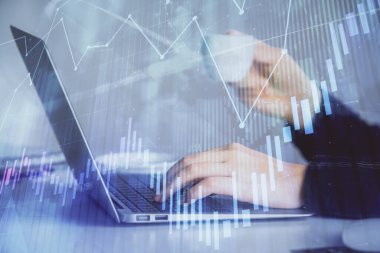 İş kadınlarının bilgisayar ve ön grafik hologram çizimlerini yazarken çift pozlama. Mali analiz kavramı.