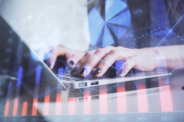 Bilgisayarda ve ön x grafik hologram çiziminde kadın eli yazarken çift pozlama. Borsa yatırım kavramı.