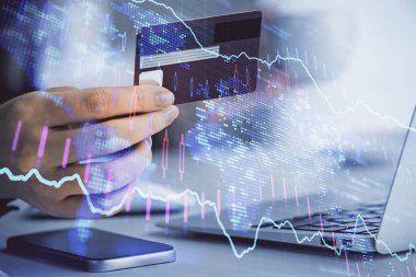 İnternetten alışveriş yapan kadının elinde kredi kartı ve mali grafik çizimi var. Borsa E-ticaret kavramı.