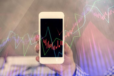 Erkeklerin el ele tutuşup dijital bir cihaz ve ön grafik çizimi kullanırken çift pozlama. Finansal piyasa kavramı.