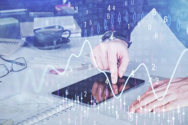 Erkeklerin el ele tutuşup dijital bir cihaz ve ön grafik çizimi kullanırken çift pozlama. Finansal piyasa kavramı.