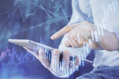 Erkeklerin el ele tutuşup dijital bir cihaz ve ön grafik çizimi kullanırken çift pozlama. Finansal piyasa kavramı.