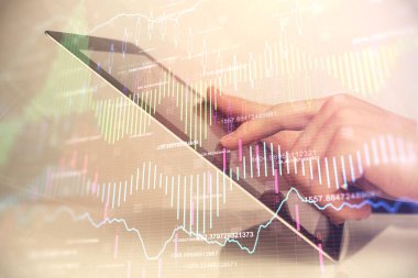 Erkeklerin el ele tutuşup dijital telefon ve forx grafik çizimleri kullanırken birden fazla pozlama. Finansal piyasa kavramı.