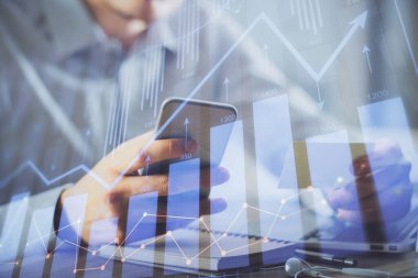 Bir adamın elini tutarken ve bir telefon ve finansal grafik çizimi kullanırken çift pozlama. Analiz kavramı.